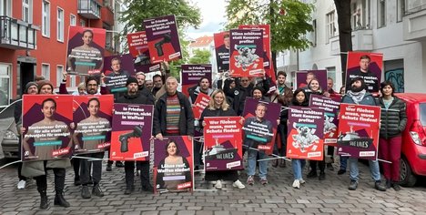 30 Mitglieder der Linken Neukölln halten Wahlplakate hoch